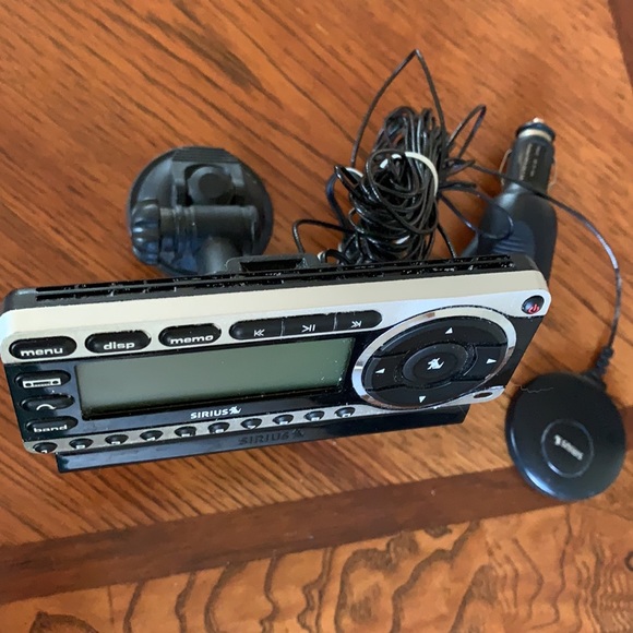 Radio w/Swivel Suction Cup /plug in charger - Picture 10 of 11